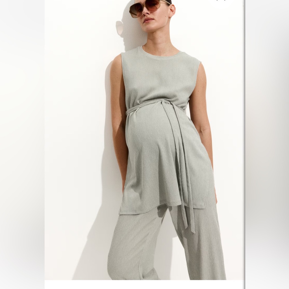 Set in textured jersey with a sleeveless top and pants. EUC MATERNITY